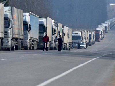 
                    Около 300 фур застряли на российско-казахстанской границе
                