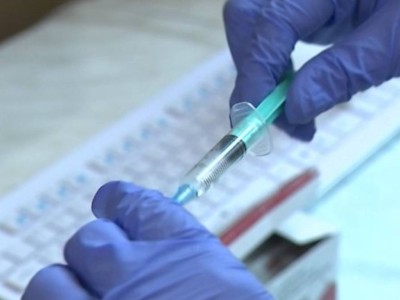 
                    Эксперт: Вакцинация поможет улучшить ситуацию в борьбе с COVID-19
                