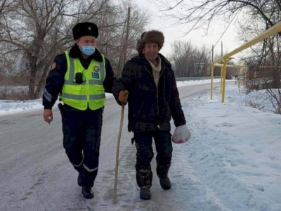 
                    Сердобольный полицейский покорил сердца пользователей соцсетей
                