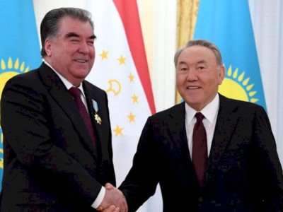 
                    Нурсултан Назарбаев переговорил с Эмомали Рахмоном
                