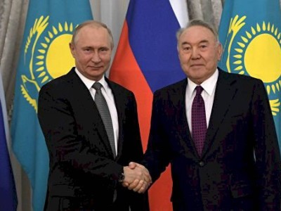 
                    Нурсултан Назарбаев и Владимир Путин обменялись новогодними поздравлениями
                