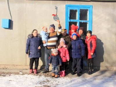 
                    Меценаты Алматинской области подарили дом многодетной семье
                
