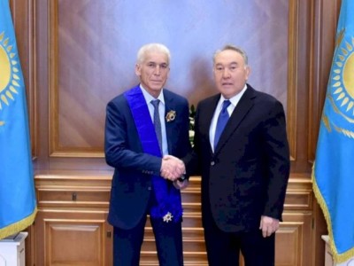 
                    Нурсултан Назарбаев вручил орден Рашиту Сарсенову
                
