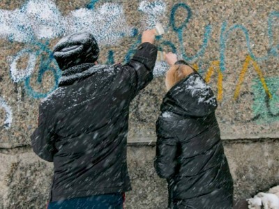 
                    Полицейские и волонтеры  Алматы уничтожили 300 граффити с рекламой наркотиков
                