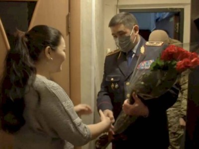 
                    Родственники погибших полицейских поздравили казахстанцев с Днем Независимости
                