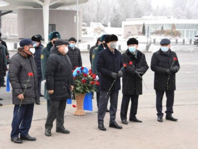 
                    Аким Алматы возложил цветы к монументу «Тәуелсіздік»
                
