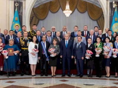 
                    Президент вручил государственные награды ряду казахстанцев
                