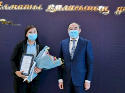 
                    Ержан Бабакумаров наградил представителей СМИ
                