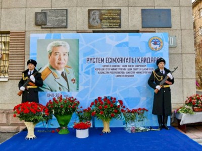 
                    Памятную доску в честь Рустема Кайдарова открыли в Алматы
                
