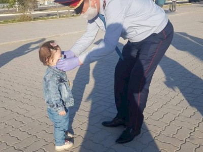 
                    Медицинские маски раздают алматинцам полицейские
                