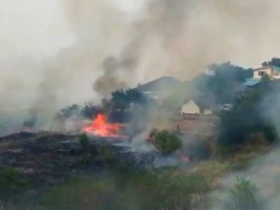 
                    Верхнюю часть Алматы заволокло дымом, в горах города горит трава
                