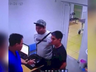 
                    Нападение на медработника попало на видео в Алматы
                