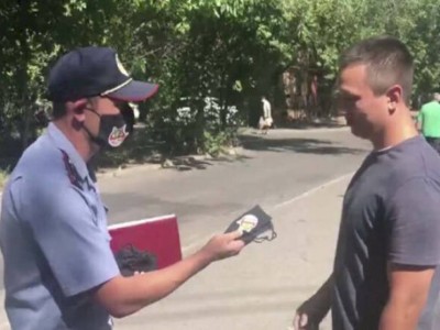 
                    Алматинские полицейские раздают горожанам маски
                