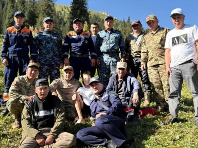 
                    Родные ребенка поблагодарили полицейских за спасение в горах Алматинской области
                