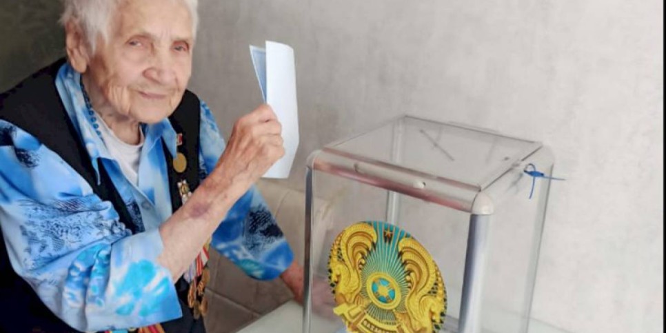 
                    100-летняя жительница Алматы не боится перемен и голосует за Новый Казахстан
                