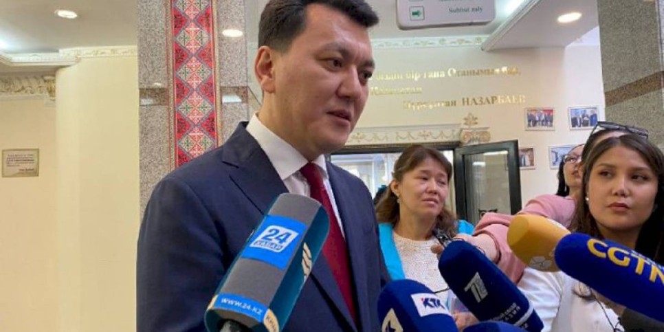 
                    Ерлан Карин отметил интерес молодежи к референдуму
                