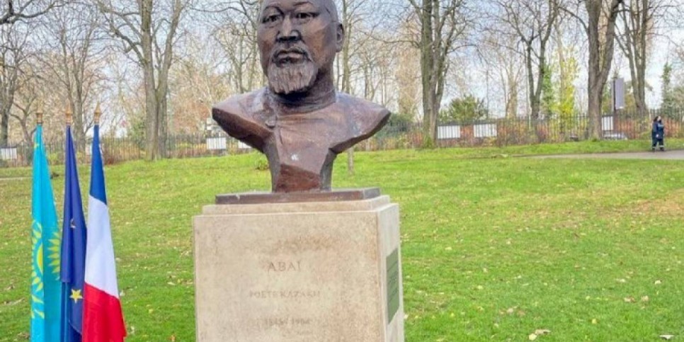 
                    Памятник Абаю установили в Париже
                