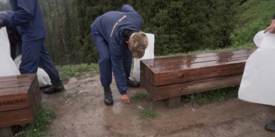 
                    Активисты провели в горах Алматы экологическую акцию в поддержку референдума
                