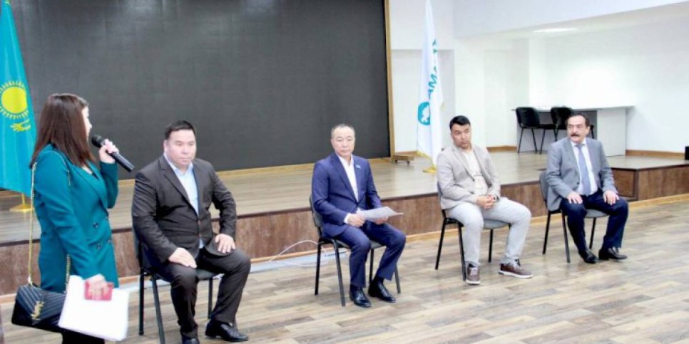 
                    Поправки в статьи Конституции РК обсудили в коллективе станции скорой медицинской помощи Алмалинского района
                