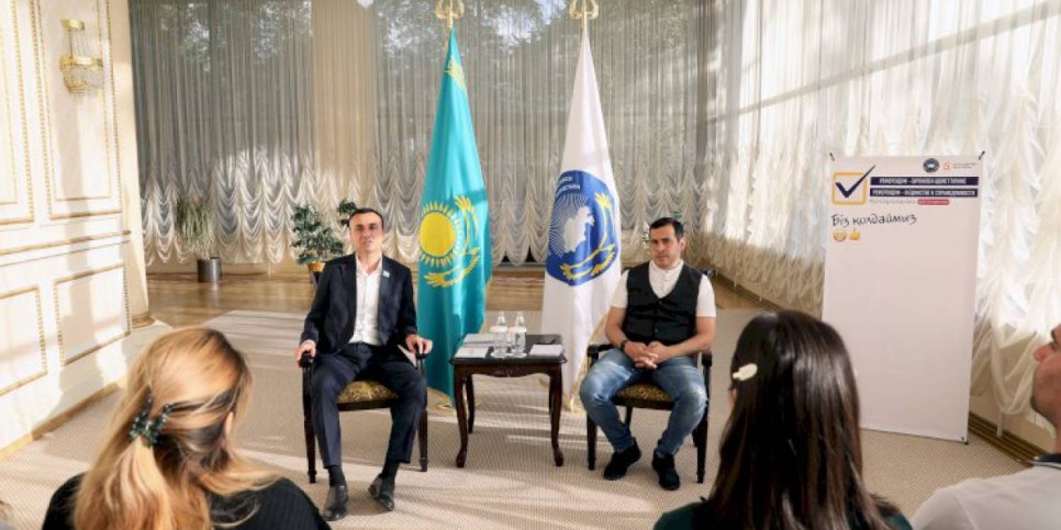 
                    На пороге перемен: алматинская молодежь расписалась на плакате в поддержку референдума
                