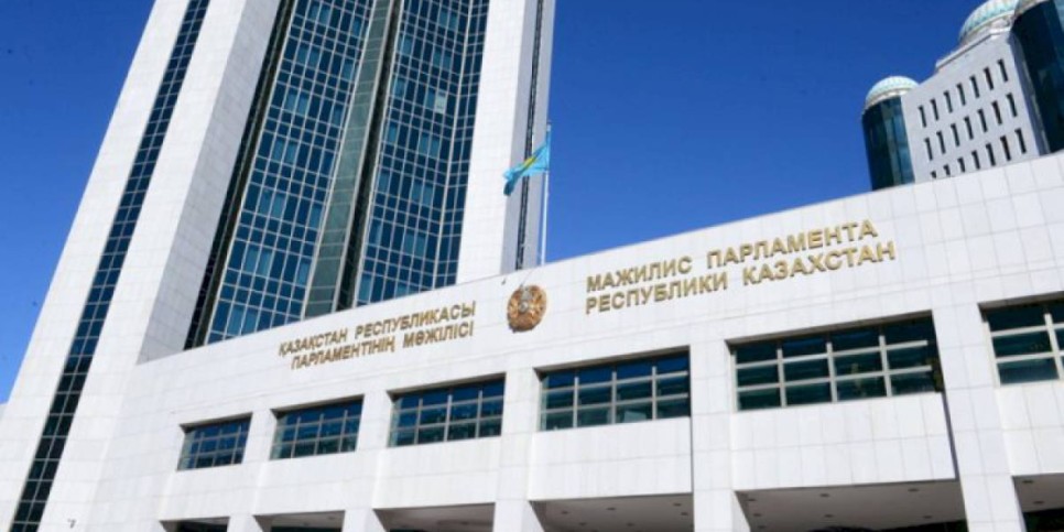 
                    Парламент принял поправки в закон о референдуме
                