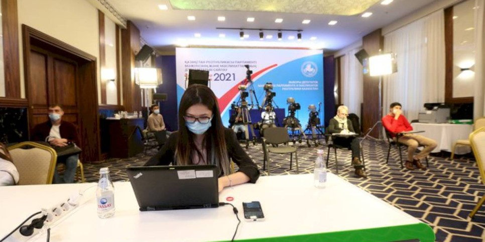
                    Какова роль гражданского общества в избирательном процессе?
                