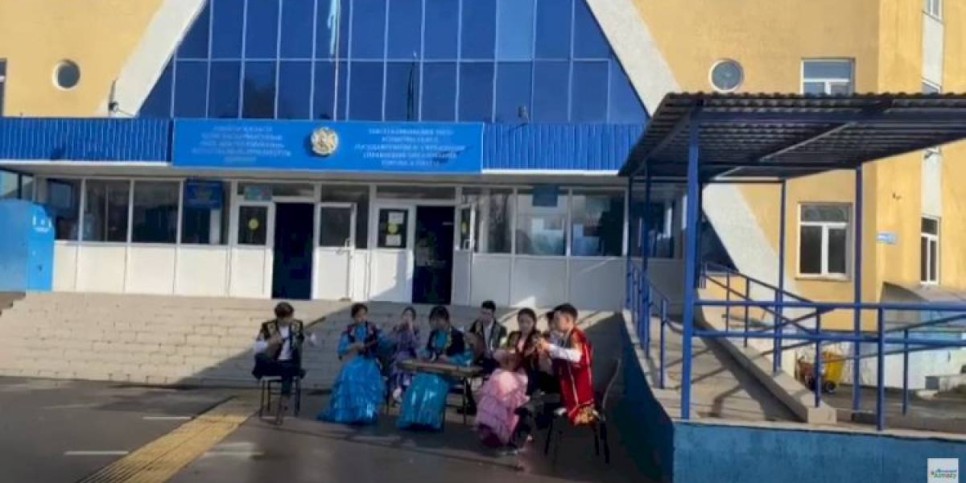 
                    В Алматы по избирательным участкам начал курсировать автобус с оркестром
                