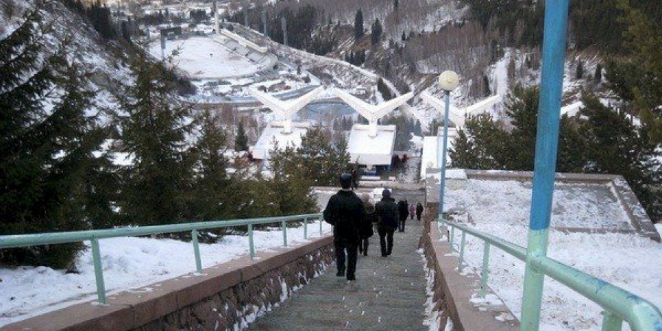 
                    Представители Народной партии поднялись по знаменитой лестнице на Медеу
                