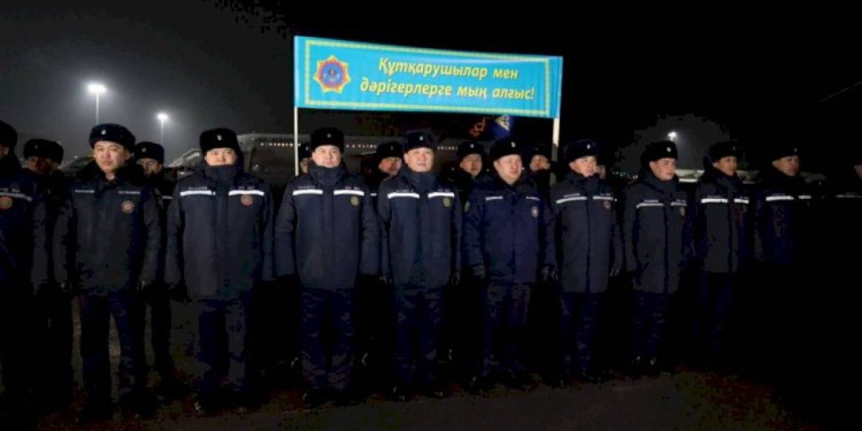 
                    Президент наградил вернувшихся из Турции и Сирии спасателей и врачей
                