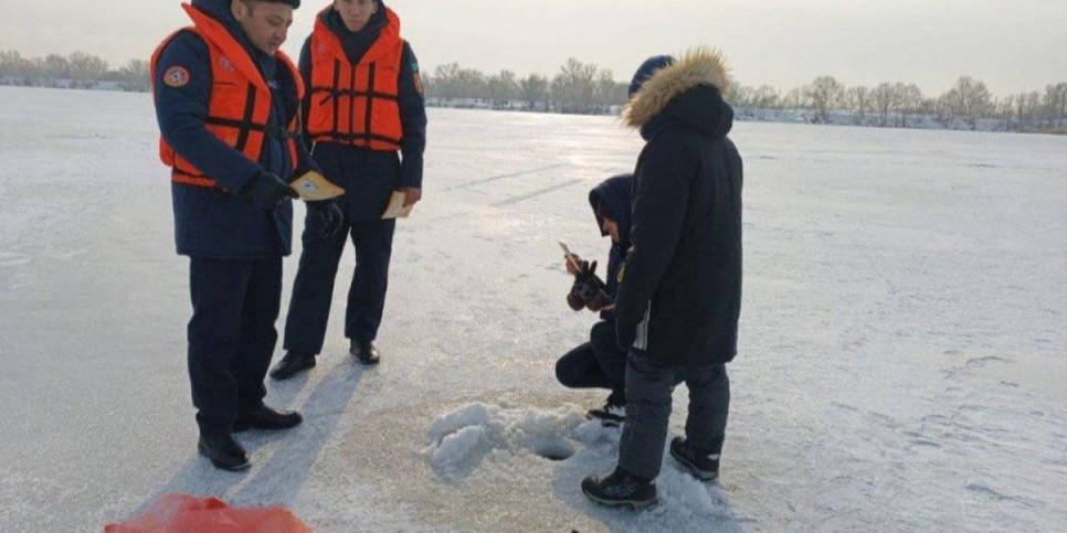 
                    Как определить опасные места на водоемах в зимний период
                