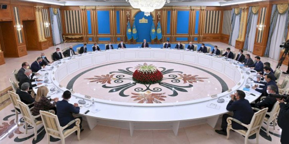 
                    Глава государства провел встречу с представителями деловых кругов Швейцарии
                