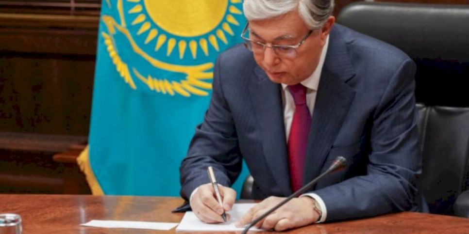 
                    В МЧС РК поделились видеозаписью с экшн-камеры огнеборца по время тушения пожара
                