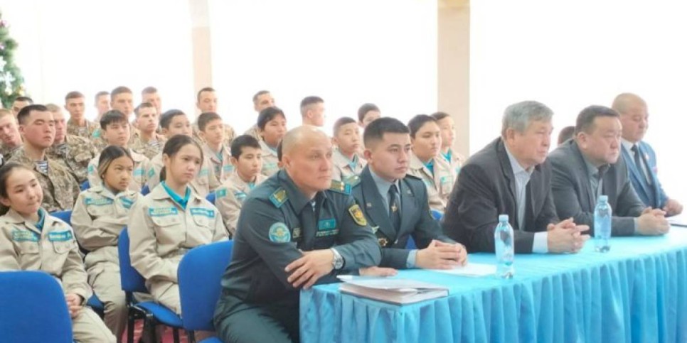 
                    Военнослужащие провели открытый урок с учениками
                