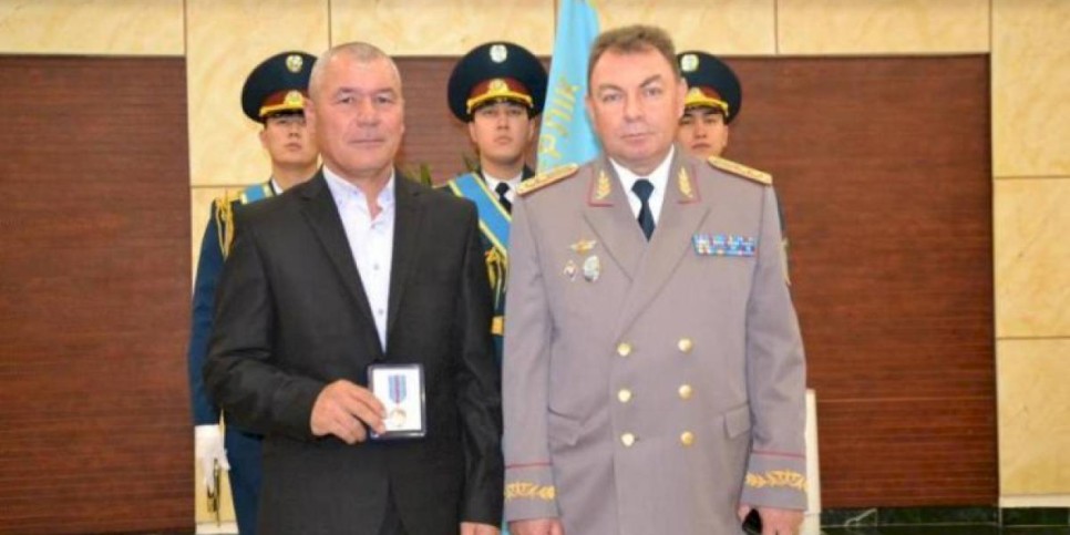 
                    Акмолинца, спасшего двоих детей при пожаре, наградили в МЧС
                