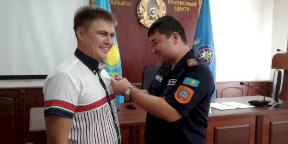 
                    В Актау наградили мужчину за спасение едва не утонувших девочек
                