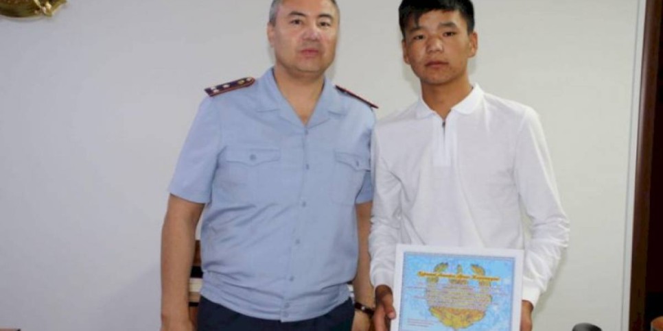 
                    Полицейские наградили подростка, прыгнувшего в канализационный люк за ребенком
                