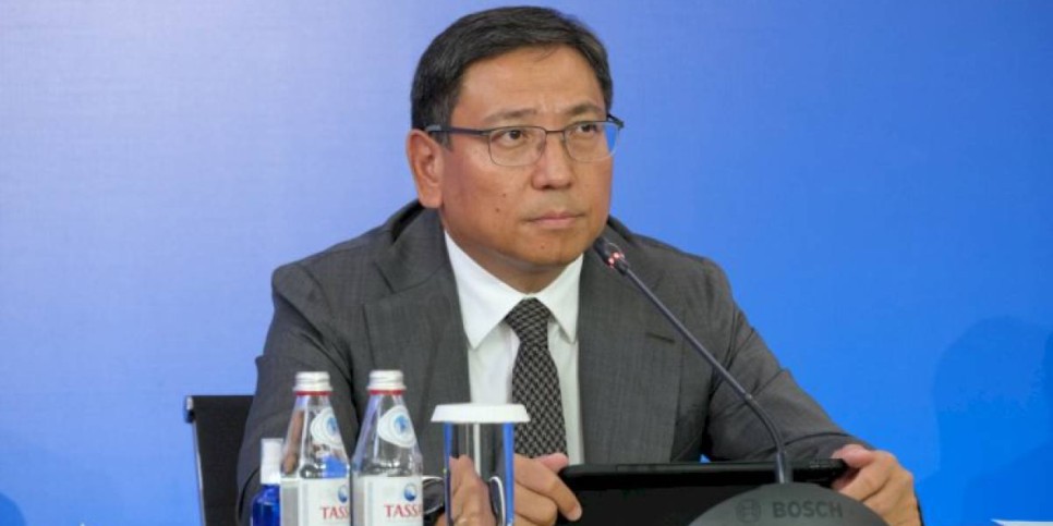 
                    Ерболат Досаев ответил на вопросы по благоустройству территории Аузэовского района
                
