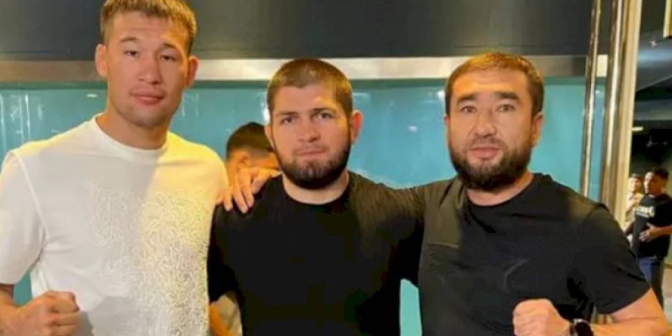 
                    Шавкат Рахмонов получил в подарок двухкомнатную квартиру в Актау
                