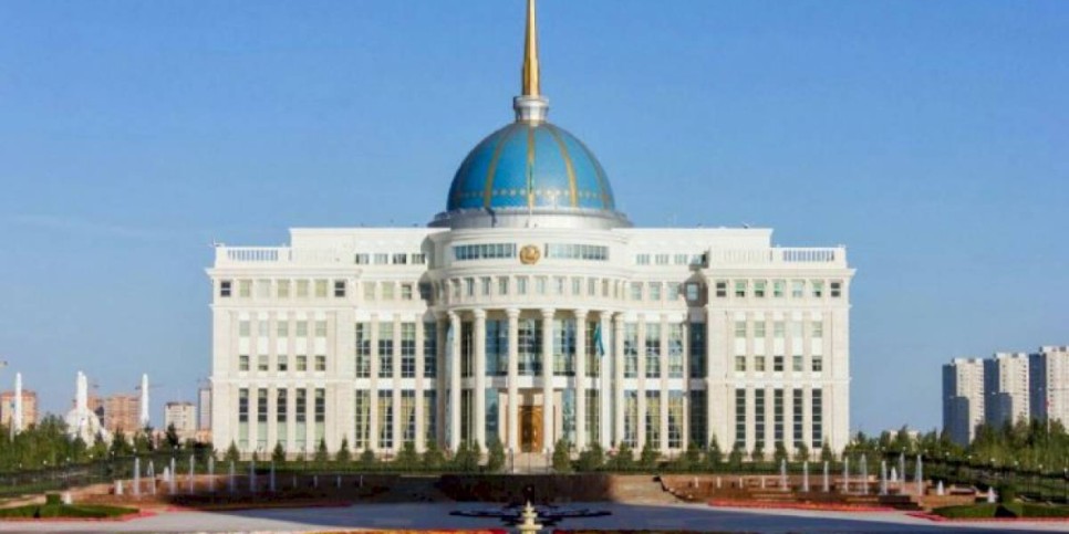 
                    Каково символическое значение скульптур в центральном холле резиденции «Акорда»
                
