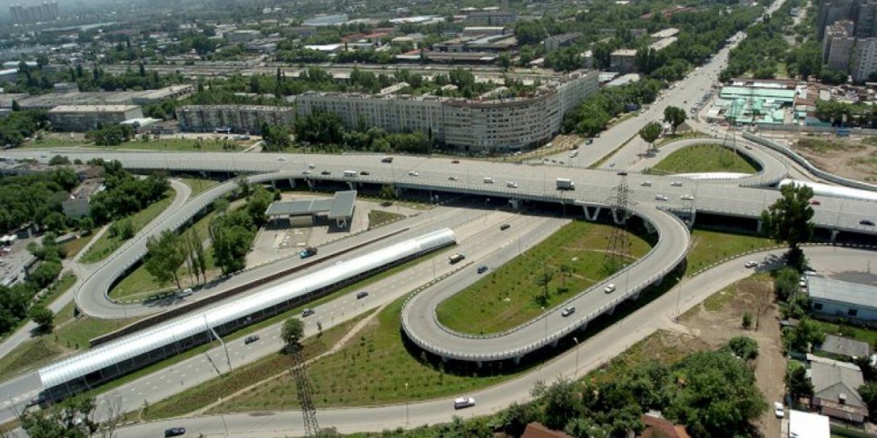 
                    В Алматы продолжаются работы по строительству трех автомобильных развязок
                