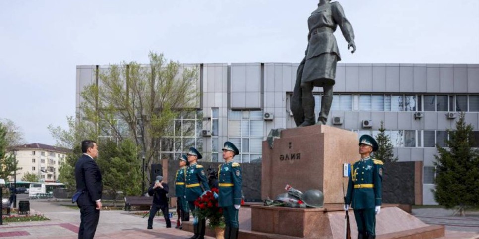 
                    Премьер-министр РК возложил цветы к памятнику Алие Молдагуловой
                