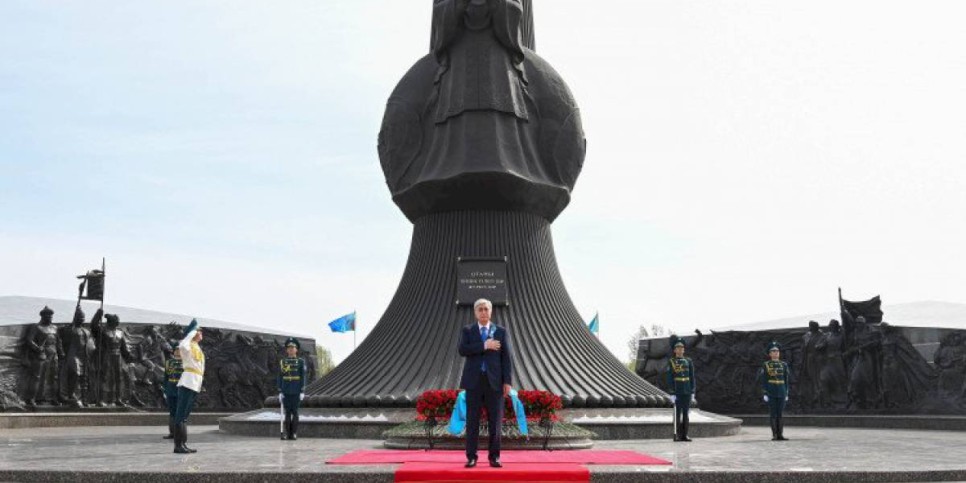 
                    Глава государства возложил цветы к монументу «Отан Ана»
                