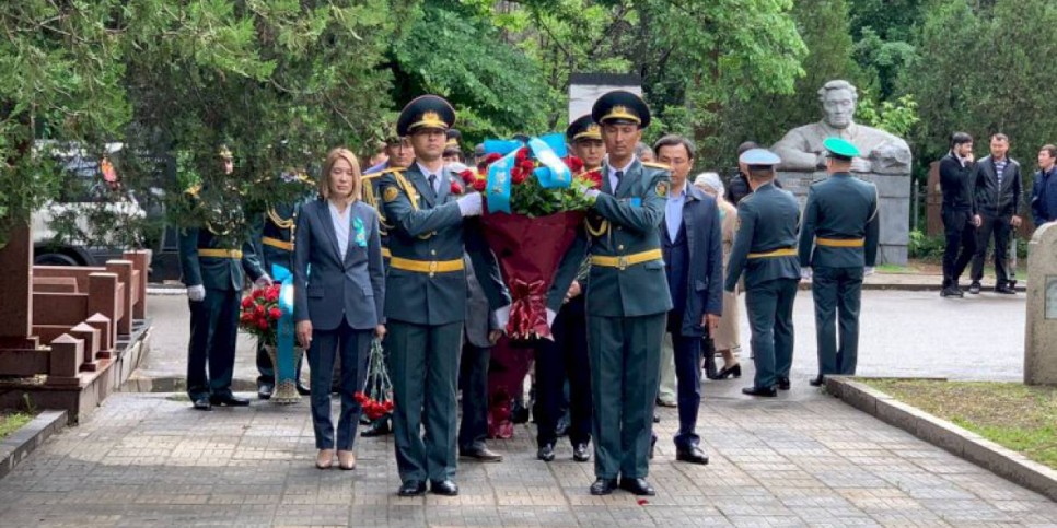 
                    В Алматы возложили цветы к памятнику Неизвестного солдата
                