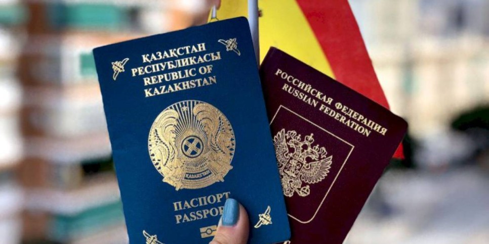 
                    Женщину с тремя паспортами оштрафовали и выдворили из страны
                