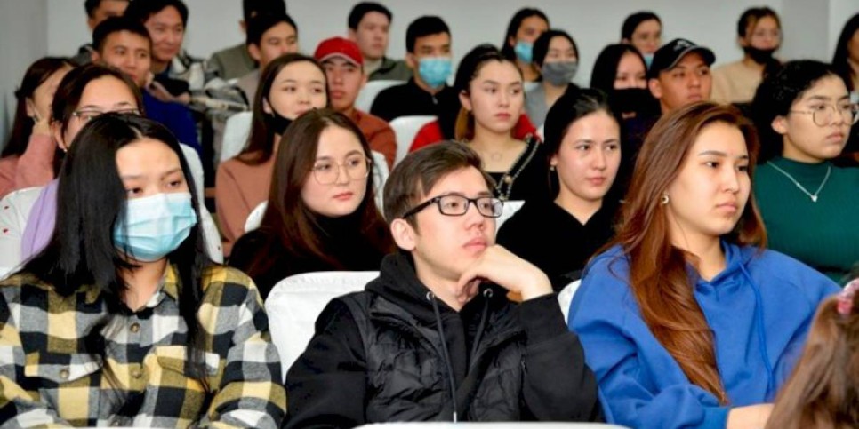 
                    Цифровое волонтерство обсудили студенты и руководство КазНПУ имени Абая
                