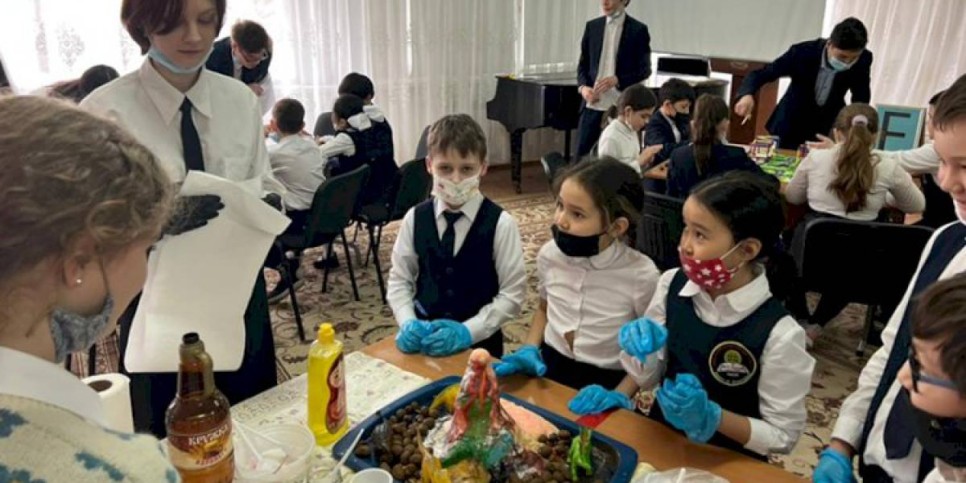 
                    Алматинские школьники попробовали себя, участвуя в STEM-фестивале
                