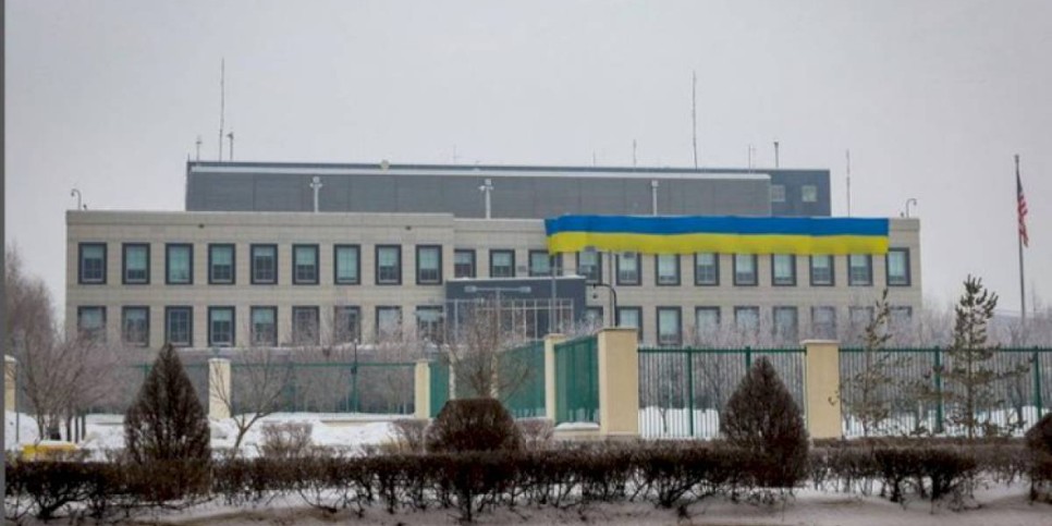 
                    Посольство США в РК вывесило на фасаде своего здания флаг Украины
                