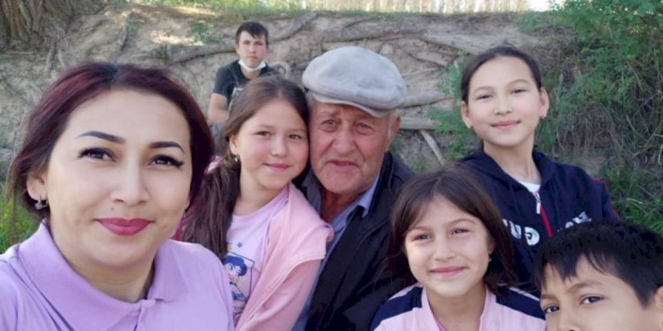 
                    Женщина-полицейский усыновила четырех детей и их дедушку
                