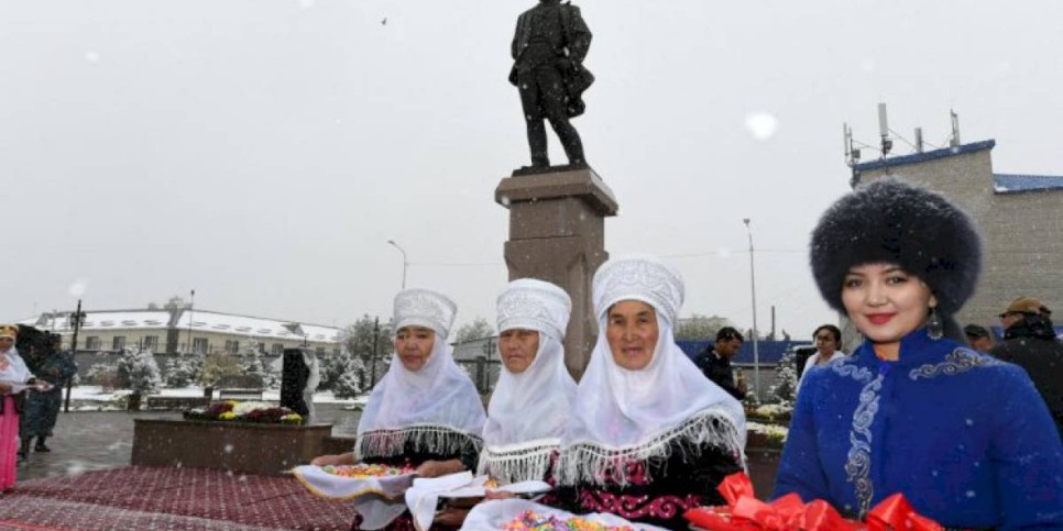 
                    В Алматинской области открыли памятник Мукагали Макатаеву
                