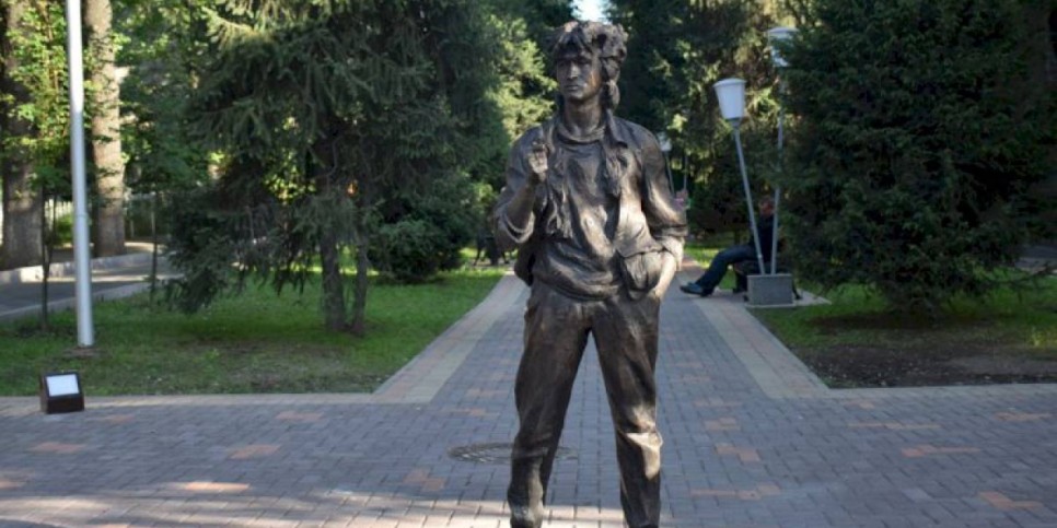 
                    В Алматы случайно снесли памятник Виктору Цою
                